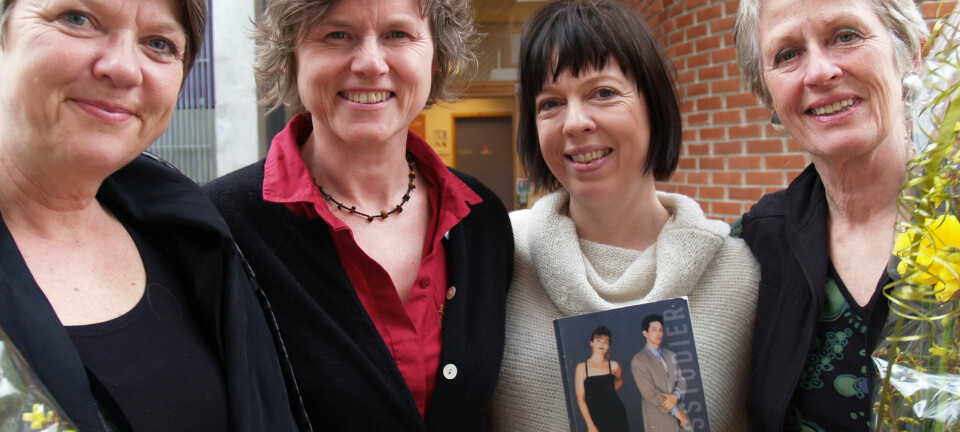 "Britt Andersen (nr 1 fra venstre), Agnes Bolsø (nummer to fra venstre) og Trine Annfelt (lengst til høyre) har vært redaktører for «Når heteroseksualiteten må forklare seg». Kristin Spilker (nummer 3 fra venstre) har bidratt med en artikkel. (Foto: Kristin Engh Førde)"