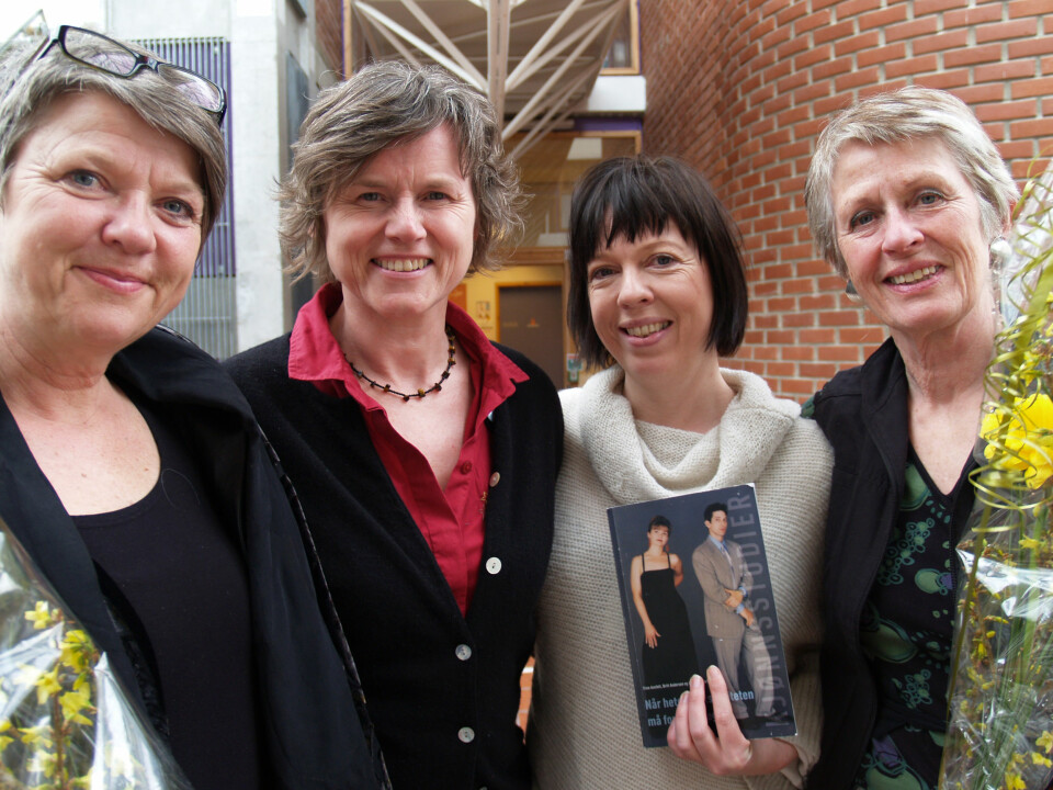 'Britt Andersen (nr 1 fra venstre), Agnes Bolsø (nummer to fra venstre) og Trine Annfelt (lengst til høyre) har vært redaktører for «Når heteroseksualiteten må forklare seg». Kristin Spilker (nummer 3 fra venstre) har bidratt med en artikkel. (Foto: Kristin Engh Førde)'