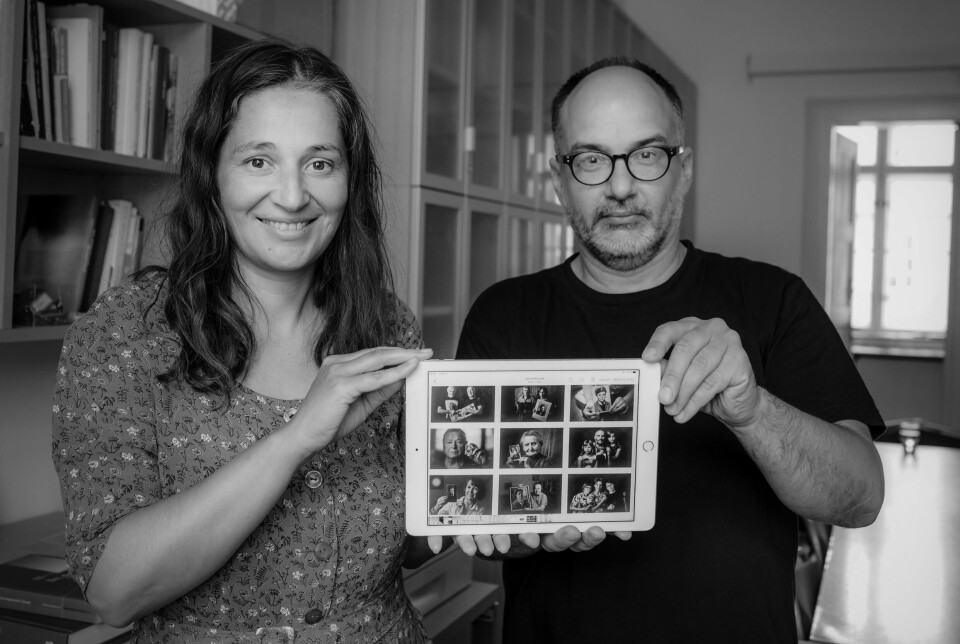 De tsjekkiske forskerne Vendula V. Hingarová og Zdenko Maršálek viser frem en fotomontasje utarbeidet i forbindelse med en av prosjektets utstillinger.