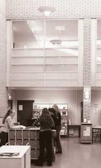 "Norske kommuner tenker nytt når det gjelder nye skolebygg. De siste årene er flere gode og vakre skolebygg blitt bygd, mener arkitekt Birgit Cold ved Norges teknisk-naturvitenskapelige universitet (NTNU). Dette bildet er fra Kjellervolla skole i Skedsmo kommune som fikk Norsk Forms skolebyggpris for 2001. (Foto: Norsk Form)" "Norske kommuner tenker nytt når det gjelder nye skolebygg. De siste årene er flere gode og vakre skolebygg blitt bygd, mener arkitekt Birgit Cold ved Norges teknisk-naturvitenskapelige universitet (NTNU). Dette bildet er fra Kjellervolla skole i Skedsmo kommune som fikk Norsk Forms skolebyggpris for 2001. (Foto: Norsk Form)"