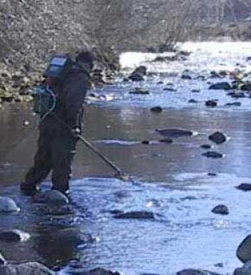 "NIVA forsøker nå med metalltilførsel i Nivla, sidevassdrag til Lærdalselva, for å bekjempe lakseparasitten Gyrodactylus salaris. (Foto: Torstein Kristensen, NIVA)" "NIVA forsøker nå med metalltilførsel i Nivla, sidevassdrag til Lærdalselva, for å bekjempe lakseparasitten Gyrodactylus salaris. (Foto: Torstein Kristensen, NIVA)"