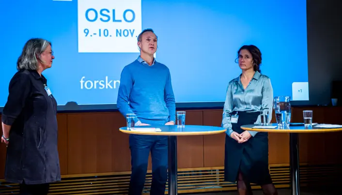Hva har forskningsmiljøene lært av medietrykket som kom i forbindelse med krigsutbruddet i februar? Dette diskuterte (fra venstre) tidligere kommunikasjonssjef Agnete Schjønsby ved Institutt for fredsforskning (PRIO), Tormod Heier, som er oberstløytnant i Hæren og professor ved Forsvarets høgskole, og seniorforsker Julie Wilhelmsen ved NUPI. Hva har forskningsmiljøene lært av medietrykket som kom i forbindelse med krigsutbruddet i februar? Dette diskuterte (fra venstre) tidligere kommunikasjonssjef Agnete Schjønsby ved Institutt for fredsforskning (PRIO), Tormod Heier, som er oberstløytnant i Hæren og professor ved Forsvarets høgskole, og seniorforsker Julie Wilhelmsen ved NUPI.