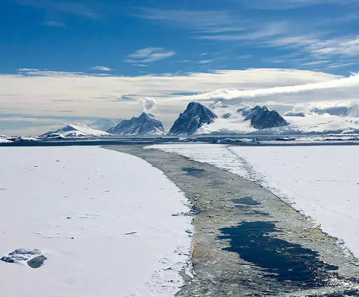 Het Antarctisch Verdrag maakt van de gebieden ten zuiden van 60°ZB de meest beschermde plekken op aarde.  Tegelijkertijd verandert het snel door de klimaatverandering.