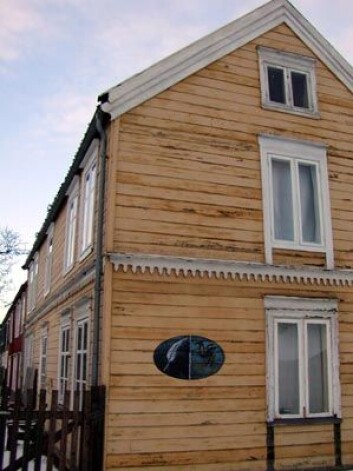 "Fordums arbeiderbolig på Svartlamoen. Typisk eksempel på et såkalt Reinahus. (Foto: Tor H. Monsen)" "Fordums arbeiderbolig på Svartlamoen. Typisk eksempel på et såkalt Reinahus. (Foto: Tor H. Monsen)"