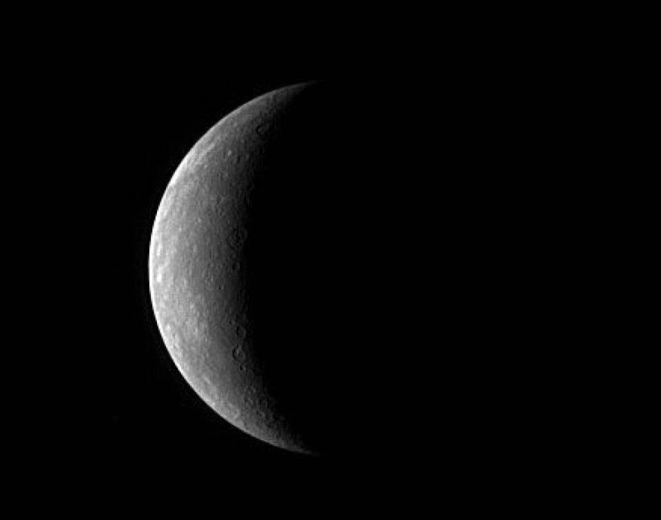 'Dette bildet av Merkur ble tatt søndag 13. januar, mens Messenger var 760,000 kilometer fra planeten. Merkur er bare 4880 kilometer i diameter, omtrent halvannen gang større enn Månen. Dette bildet har en oppløsning på 20 kilometer pr. pixel. Nye bilder fra Merkur er ventet omtrent et døgnt etter den første overflygningen. '