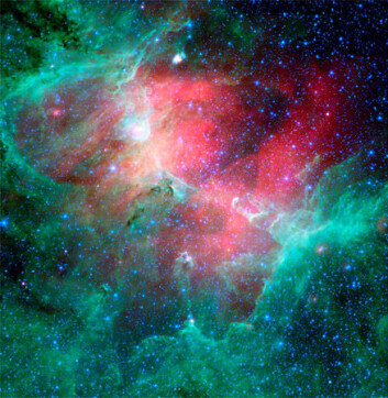 "Ørnetåken (M16, NGC 6611) ligger rundt 7000 lysår fra jorden. Her dannes utallige nye stjerner. Tåken har også flere supernovaer. Kanskje er rommet mellom stjernene her fylt med mikroskopiske tråder av karbon." "Ørnetåken (M16, NGC 6611) ligger rundt 7000 lysår fra jorden. Her dannes utallige nye stjerner. Tåken har også flere supernovaer. Kanskje er rommet mellom stjernene her fylt med mikroskopiske tråder av karbon."