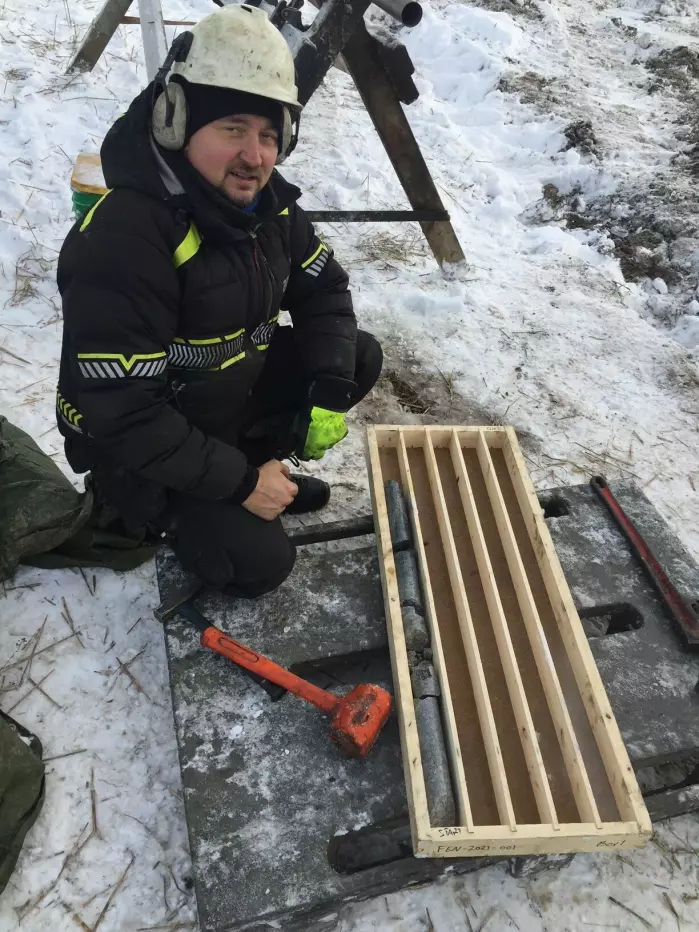 Per Egil Siri fra Arctic Drilling er i ferd med å ta opp den første meteren av boreprøver fra Fensfeltet.