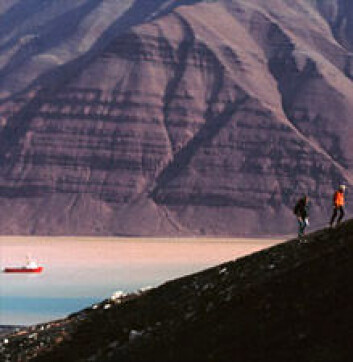 "AMASE-ekspedisjonene på Svalbard foregår i et vakkert men ugjestmildt landskap. AMASE reiser til Svalbard fordi det er et av stedene på jorden som likner aller mest på Mars." "AMASE-ekspedisjonene på Svalbard foregår i et vakkert men ugjestmildt landskap. AMASE reiser til Svalbard fordi det er et av stedene på jorden som likner aller mest på Mars."