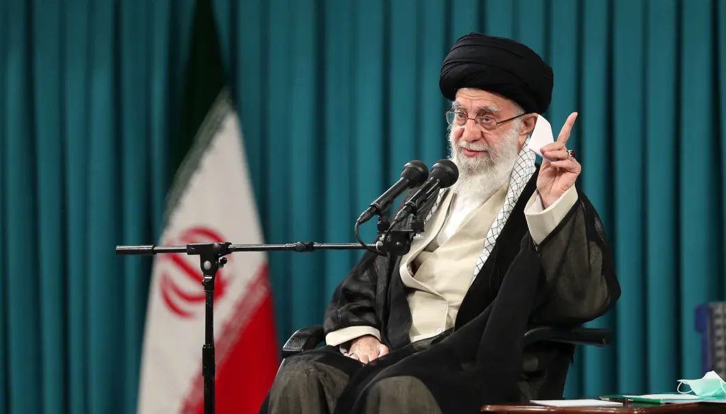 Irans øverste leder Ayatolla Ali Khamenei ble avbildet under et møte med en gruppe studenter i Teheran 19. oktober. Khamenei er 83 år gammel og skal være ved dårlig helse. Spekulasjonene går om hvem som kan bli hans etterfølger. Irans øverste leder Ayatolla Ali Khamenei ble avbildet under et møte med en gruppe studenter i Teheran 19. oktober. Khamenei er 83 år gammel og skal være ved dårlig helse. Spekulasjonene går om hvem som kan bli hans etterfølger.