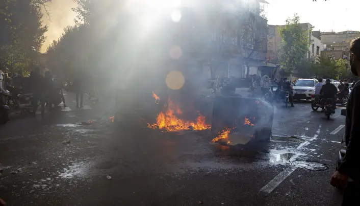 Dette bildet tatt av en person som ikke er ansatt av Associated Press og innhentet av AP utenfor Iran. Det viser protestene som i høst pågår mot det iranske prestestyret. Her fra 27. oktober i Teheran. Dette bildet tatt av en person som ikke er ansatt av Associated Press og innhentet av AP utenfor Iran. Det viser protestene som i høst pågår mot det iranske prestestyret. Her fra 27. oktober i Teheran.