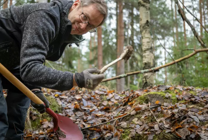 Gustav Vaaje Kolstad bruker tannbørster og oppvaskbørster som ble kastet for femti år siden, til å finne ut hvordan brukt plast kan bli ressurs i stedet for søppel.