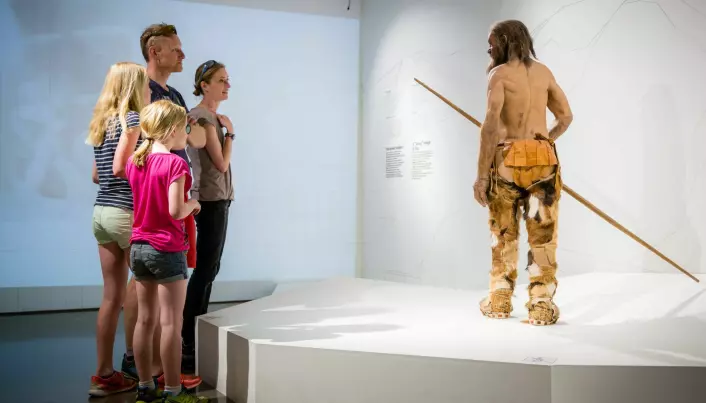 En familie ser på rekonstruksjonen av Ötzi i museet i Bolzano.
