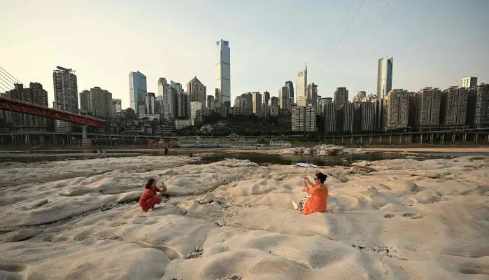 Bildet viser bunnen av den opptørkede elven Jialing, som er en stor sideelv til Yangtze-elven i Chongqing, sørvest i Kina i august i år. Bildet viser bunnen av den opptørkede elven Jialing, som er en stor sideelv til Yangtze-elven i Chongqing, sørvest i Kina i august i år.