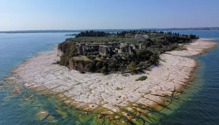 Områder som til vanlig ligger under vannet, lå tørre i Gardasjøen i Nord-Italia i sommer. Tørken var den verste på 70 år her i Sirmione. Områder som til vanlig ligger under vannet, lå tørre i Gardasjøen i Nord-Italia i sommer. Tørken var den verste på 70 år her i Sirmione.