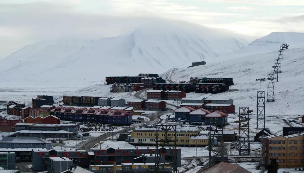Taubanelinja som går tvers gjennom Longyearbyen viser tydelig fram byens historie som gruveby. Men nå er klimaendringene i ferd med å gjøre disse kulturminnene ustabile og sårbare.