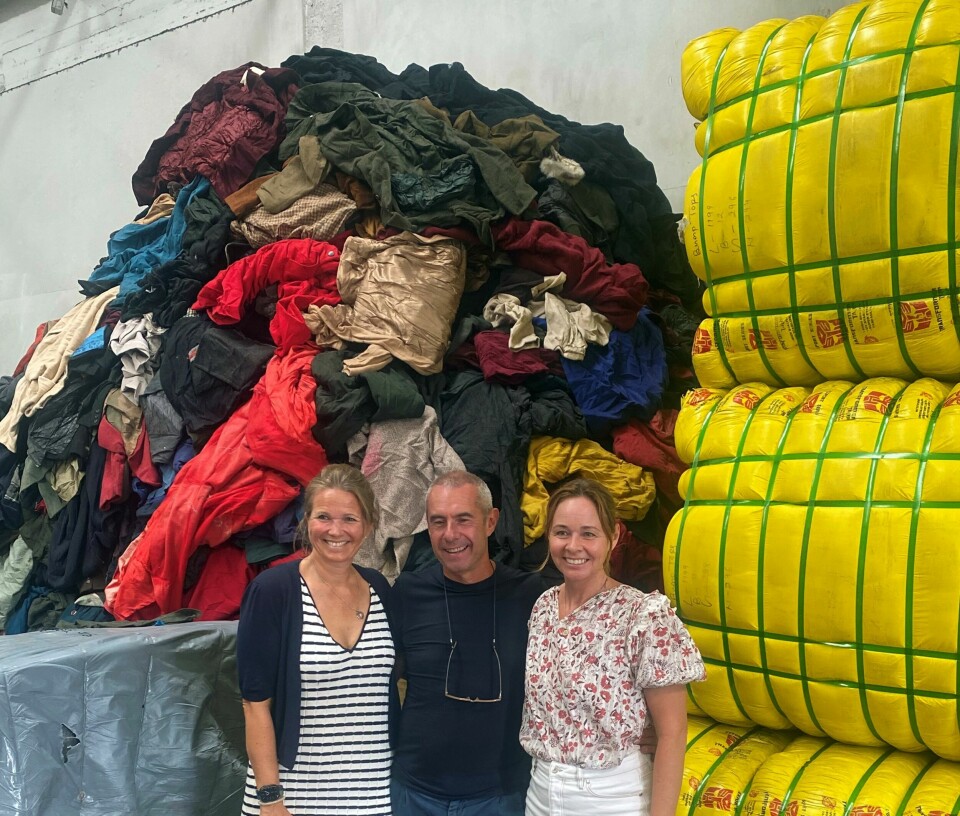 Janicke Lorange (t.v.) og Line Houge i gründerbedriften Smallmatters på besøk hos tekstilfabrikk i Italia som lager nye plagg av brukte tekstiler.