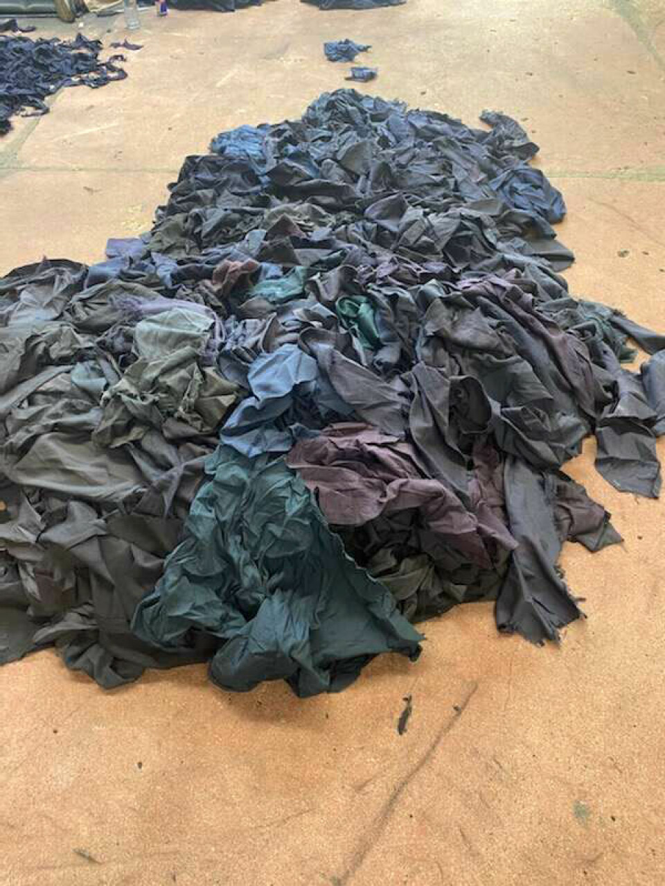 Ved en av fabrikkene som Smallmatters ønsker å samarbeide med, blir brukte plagg sortert etter farge før de kappes opp og spinnes til nytt garn.