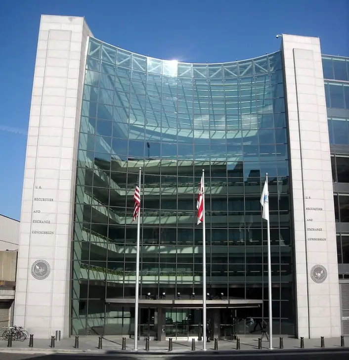 The US Securities and Exchange Commission (SEC) har tre oppgaver. Den skal opprettholde rettferdige, ryddige og effektive markeder og gjennom det legge til rette for kapitaldannelse. I mars foreslo de en ny regel som vil pålegge alle selskaper som handler offentlig i USA om å rapportere om klimarelatert risiko. The US Securities and Exchange Commission (SEC) har tre oppgaver. Den skal opprettholde rettferdige, ryddige og effektive markeder og gjennom det legge til rette for kapitaldannelse. I mars foreslo de en ny regel som vil pålegge alle selskaper som handler offentlig i USA om å rapportere om klimarelatert risiko.