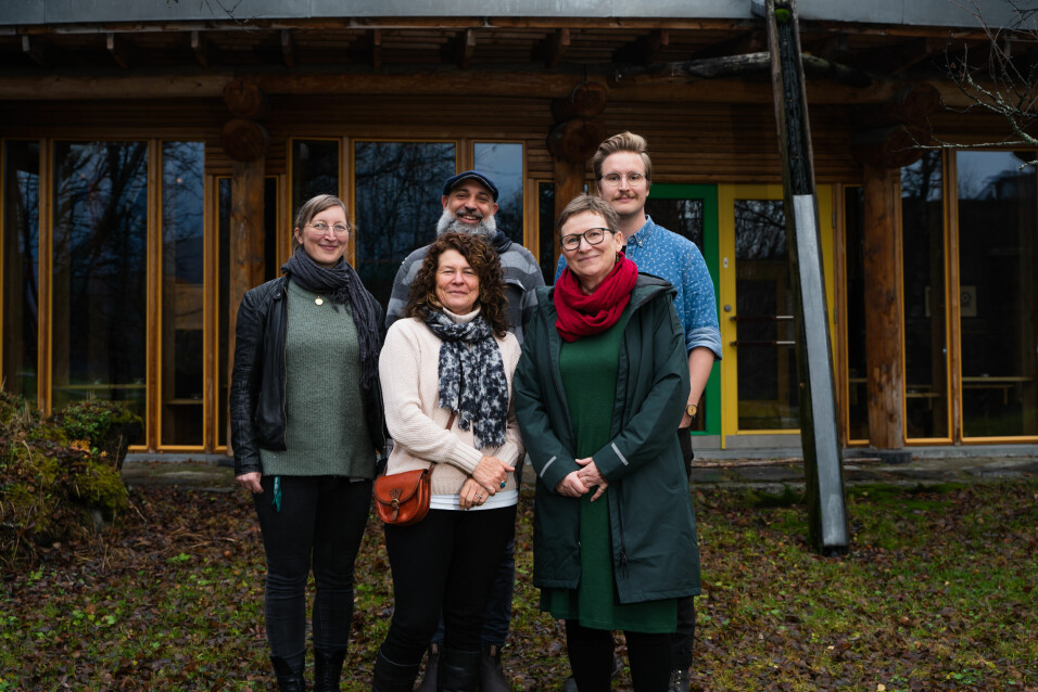 The researchers behind the INDKNOW project: Lena Gross, Jade Kennedy, Jens Toft, Catherine Howlett and Else Grete Broderstad in front of Árdna, the Sami cultural center at UiT.