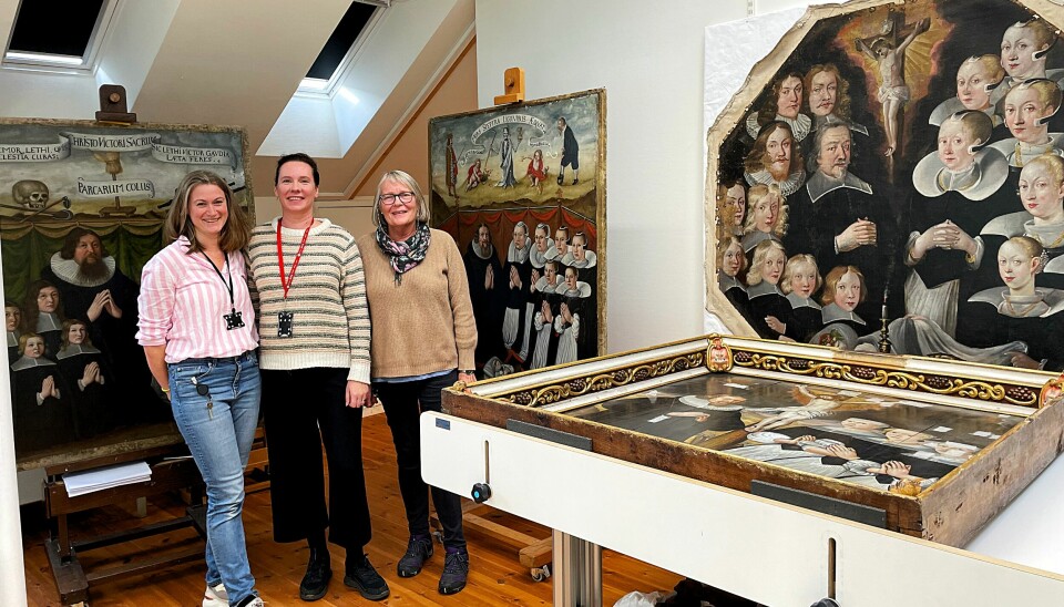 Malerikonservatorene Lise Chantrier Aasen, Hilde Smedstad Moore og Anne Ytterdal med fire av de fem epitafie-maleriene som er tatt ned fra veggene i domkirken og bragt til atelieret på Arkeologisk museum.