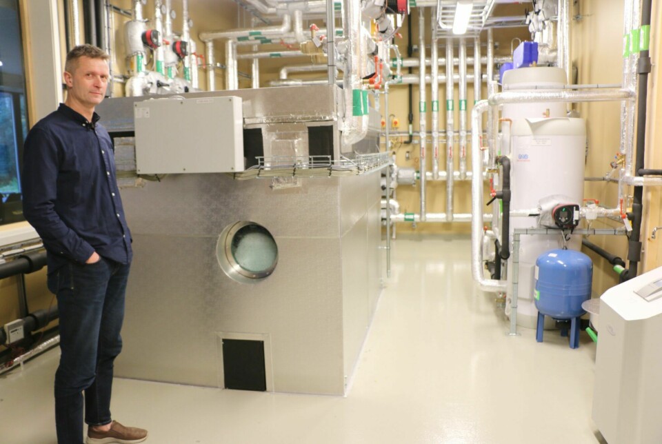 Tore Kvande, a professor at NTNU’s Department of Civil and Environmental Engineering, is manager of the ZEB Laboratory. Here he’s standing in front of a big insulated box filled with a bio-based wax that is an important part of the building’s energy system.