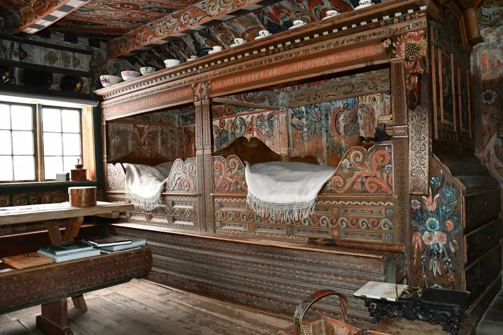 Dekorative senger kunne være et statussymbol. Disse rosemalte sengene står på gården Yli i Heddal i Telemark.