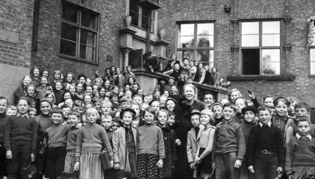 Overlærer Anna Sethne sammen med elever ved Sagene skole i Oslo. Bildet er trolig tatt i slutten av 1920-årene.