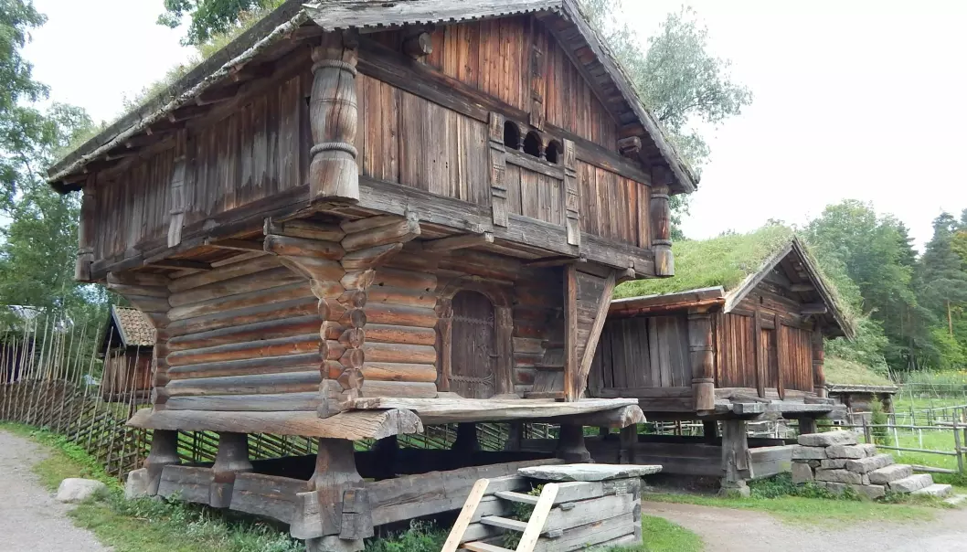 Velstående gårder kunne by på innlosjering på et staselig loft. Tveitoloftet er fra Hovin i Telemark og står på Telemarkstunet på Norsk folkemuseum.