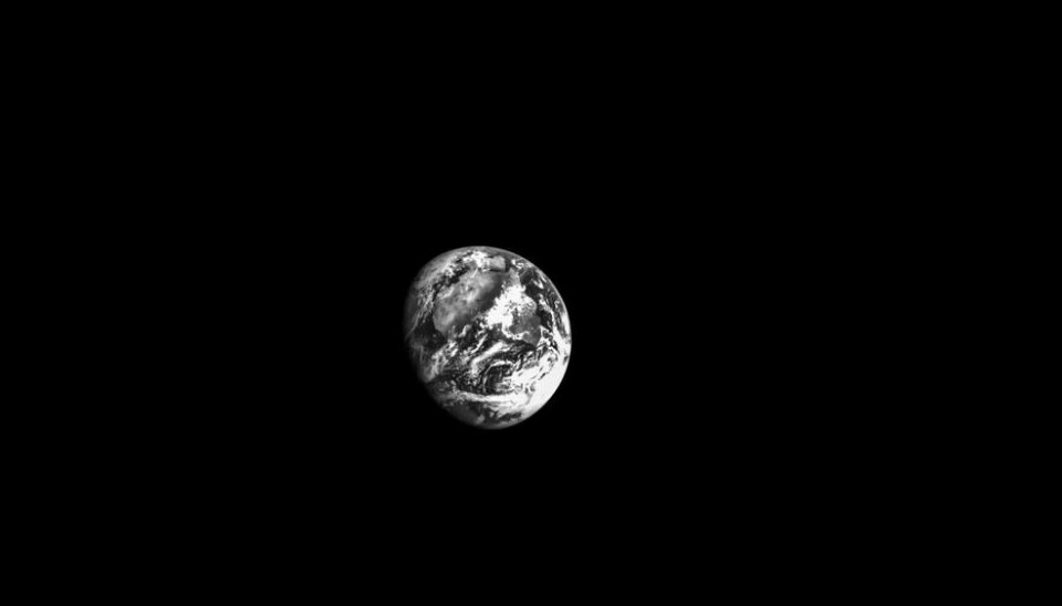 Portrett av jorden i svart-hvitt. Dette ble tatt dag nummer to.