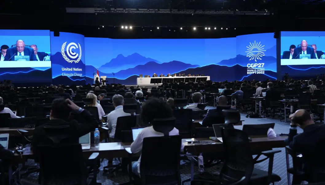 Lederen for COP27-toppmøtet, Sameh Shoukry, på talerstolen under avslutningsmøtet i plenum natt til søndag. Lederen for COP27-toppmøtet, Sameh Shoukry, på talerstolen under avslutningsmøtet i plenum natt til søndag.