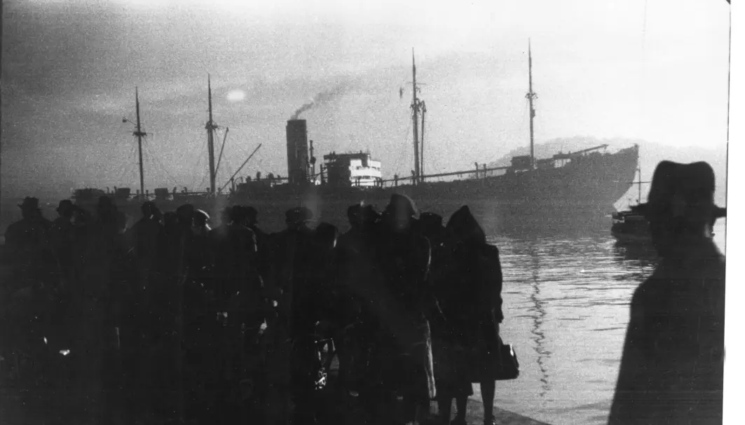 26. november 1942 ble 529 norske jøder deportert til utryddelsesleiren Auschwitz. Bildet er fra Amerikalinjens kai da skipet Donau satte kursen mot Polen. 26. november 1942 ble 529 norske jøder deportert til utryddelsesleiren Auschwitz. Bildet er fra Amerikalinjens kai da skipet Donau satte kursen mot Polen.
