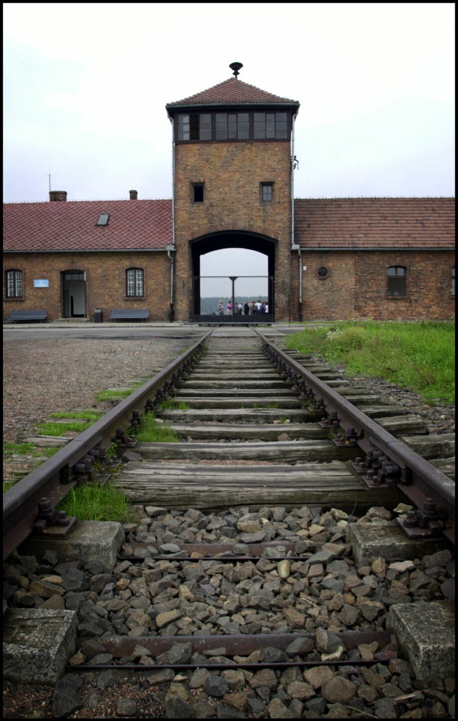 Konsentrasjonsleiren Auschwitz. Jernbanesporet førte rett inn i gasskammeret. Bildet tatt i 2001.