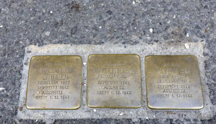 Snublesteinene er minnesmerker for de jødiske ofrene for holocaust. Steinene støpes ned i fortauet på stedet der jødene bodde eller arbeidet fram til de ble deportert og drept. Snublesteinene er minnesmerker for de jødiske ofrene for holocaust. Steinene støpes ned i fortauet på stedet der jødene bodde eller arbeidet fram til de ble deportert og drept.
