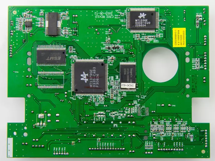 Et såkalt kretskort – kanskje bedre kjent på engelsk som circuit board. Det er platen og ikke det elektroniske utstyret som forskerne har laget av soppmycel.