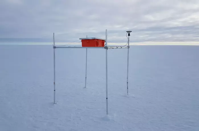 Forskerne tok med tre GPS-stasjoner langt inne på innlandsisen for å få data om hvordan isen smelter.