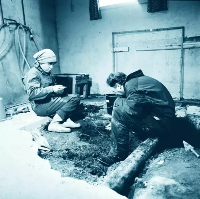 Hanne Thomsen og Rolf Lie under utgravingen i 1982. Under kjellergulvet gikk det også et kloakkrør.