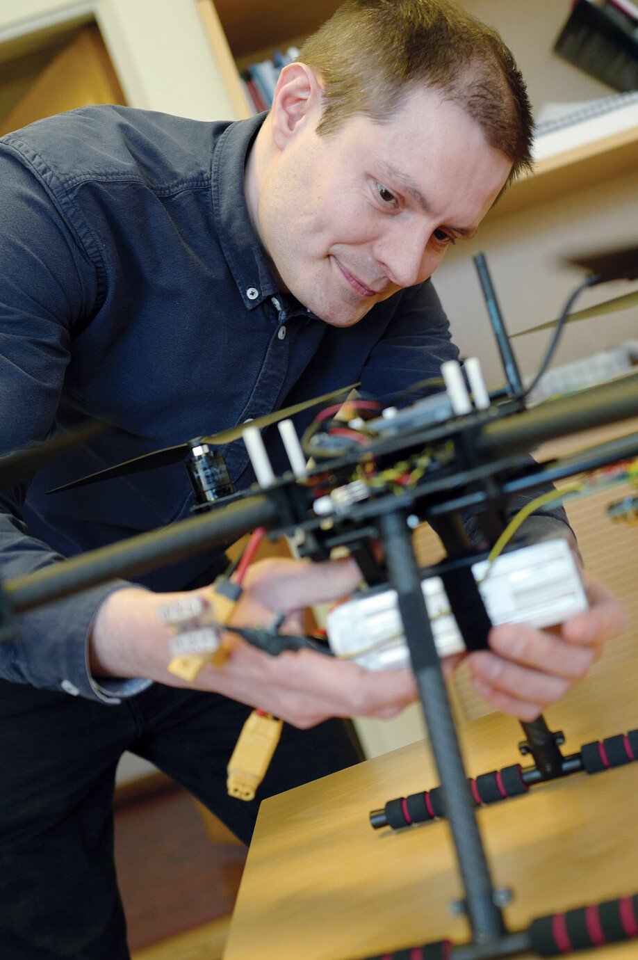 Norbert Pirk bygger på en drone med meteorologisk måleutstyr. Han jobber med å utvikle nytt utstyr og nye metoder. – Målet mitt er å forbedre de globale klimamodelene, sier han.