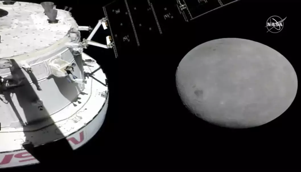 Dette TV-bildet fra Nasa viser Orion i det kapselen nærmet seg månen mandag.
