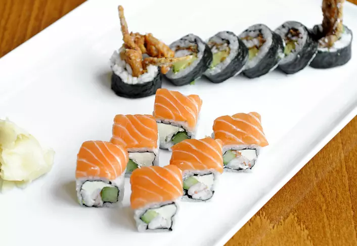 Du kan trygt spise sushi med oppdrettsfisk.