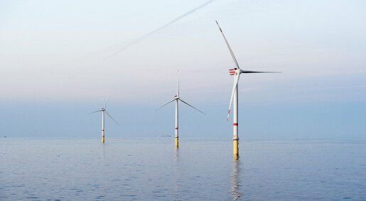 Slik står en vindturbin trygt på havet