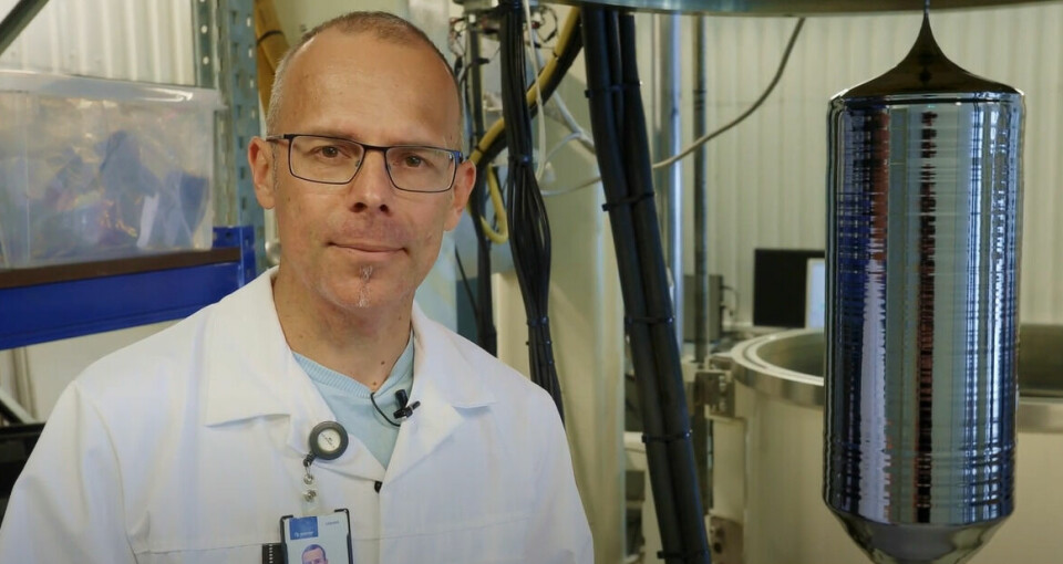 Martin Bellmann med silisiumkrystall ingot – råstoffet til solceller.