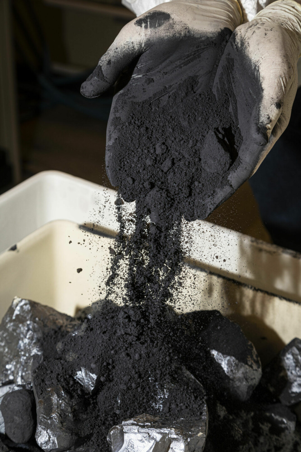 This is black gold – silicon powder that is normally regarded as waste and discarded. It will now be used to make new solar panels at one of SINTEF’s labs.