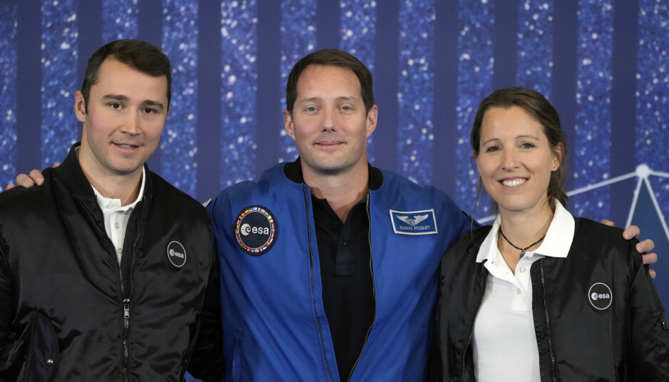 Arnaud Prost, (venstre) og Sophie Adenot (høyre) er nye astronauter i The European Space Agency. I midten står Thomas Pesquet, som har vært astronaut siden 2009.