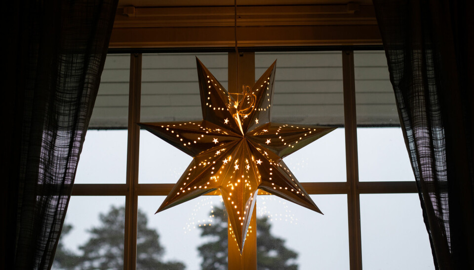 Stjerner i vinduet skal nok symbolisere Betlehem-stjernen.