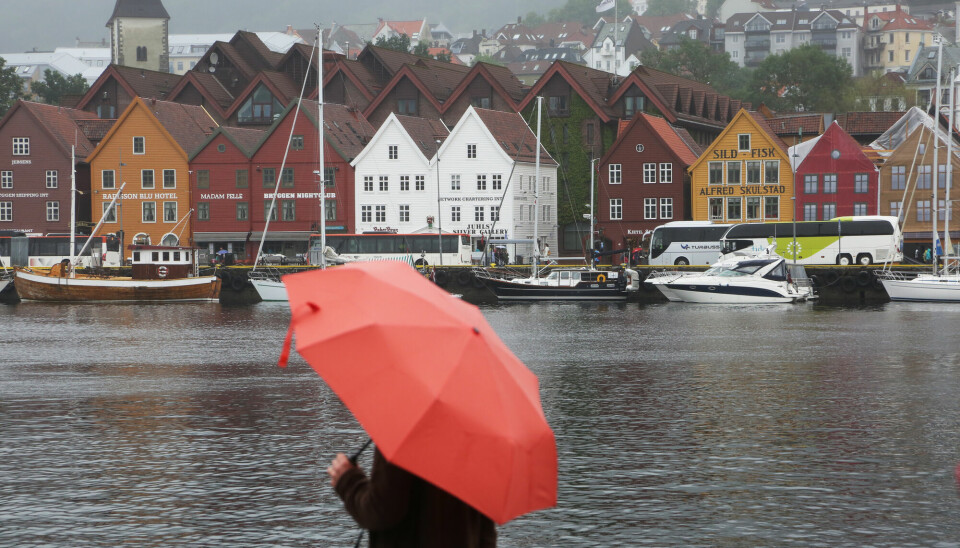 Grunnen til at det regner mye i Bergen er at fjellene kjøler ned luften.