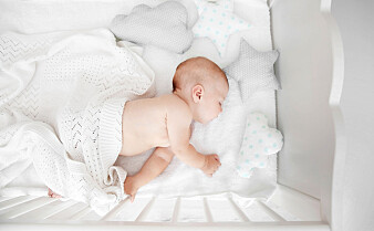 Noen vil ha babyen i egen seng, andre vil sove sammen med den. Hvorfor er babysøvn så vanskelig?