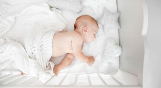 Noen vil ha babyen i egen seng, andre vil sove sammen med den. Hvorfor er babysøvn så vanskelig? Noen vil ha babyen i egen seng, andre vil sove sammen med den. Hvorfor er babysøvn så vanskelig?