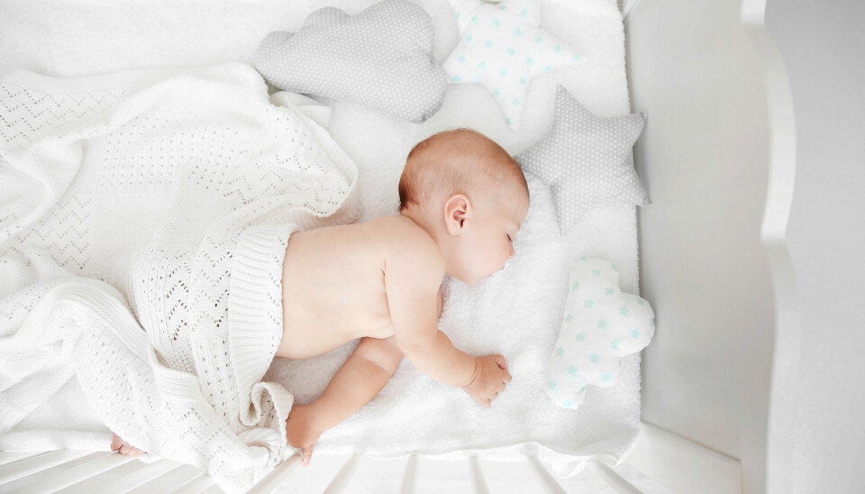 Skal babyen sove sammen med foreldrene eller i egen seng? Debatten går.