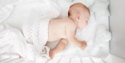 Noen vil ha babyen i egen seng, andre vil sove sammen med den. Hvorfor er babysøvn så vanskelig?