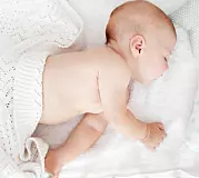 Noen vil ha babyen i egen seng, andre vil sove sammen. Hvorfor er babysøvn så vanskelig?